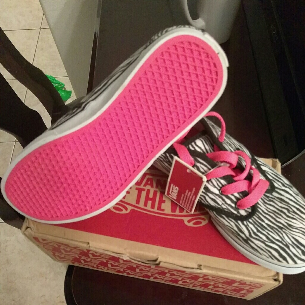 Van's - Picture 2 of 3